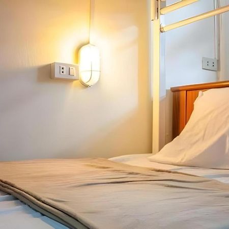 Kamin Bird Hostel Банкок Екстериор снимка